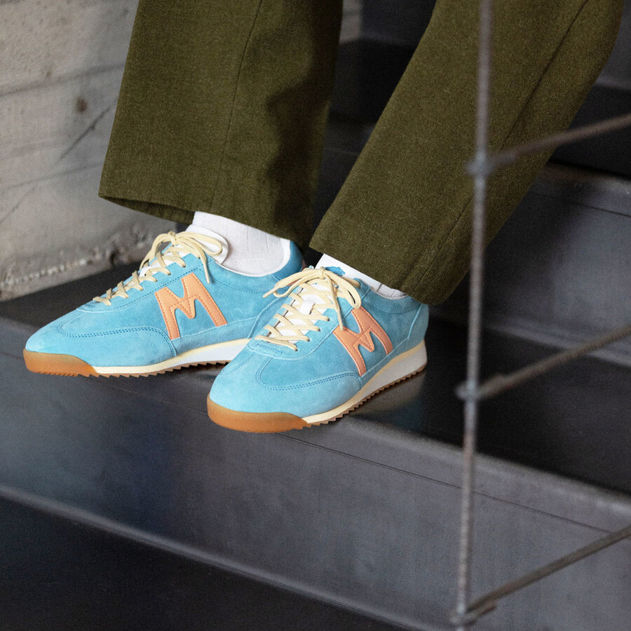 karhu mestari delphinium blue peach fuzz classic sneakers