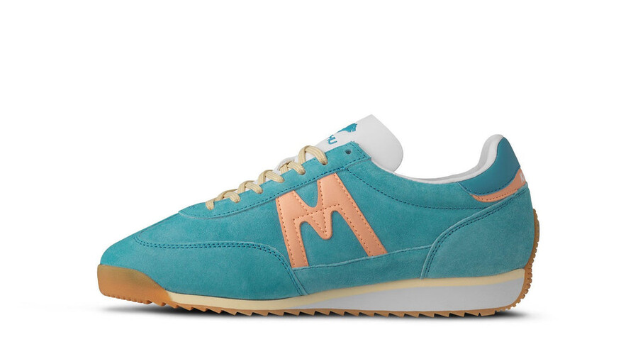karhu mestari delphinium blue peach fuzz classic sneakers